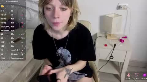 Snapshot of mollysally chatting on 06/13/26, 05:27 mollysally online show from 06/13/26, 05:27