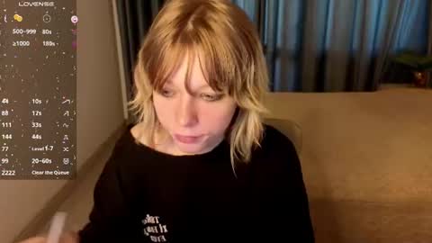 Snapshot of mollysally chatting on 06/18/26, 04:13 mollysally online show from 06/18/26, 04:13