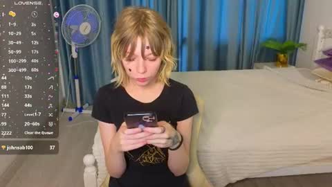 Snapshot of mollysally chatting on 06/19/26, 04:17 mollysally online show from 06/19/26, 04:17