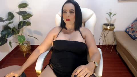 Snapshot of mom_xxx chatting on 06/06/26, 01:21 Sara online show from 06/06/26, 01:21