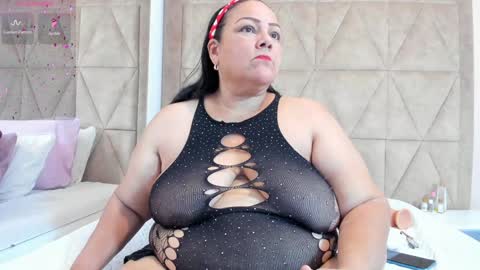 Snapshot of mommy_cute chatting on 01/15/25, 12:41 Jelitza online show from 01/15/25, 12:41