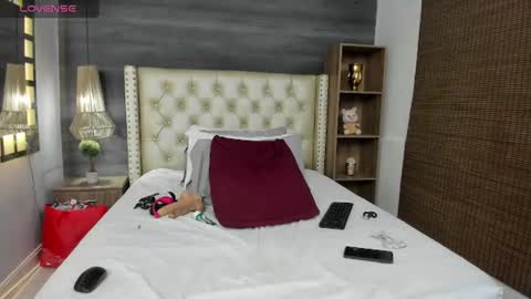Snapshot of mommy_cute chatting on 06/21/26, 04:15 Jelitza online show from 06/21/26, 04:15