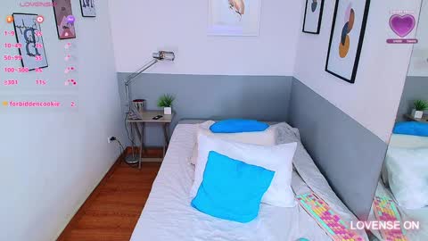 Snapshot of mommyissuess_ chatting on 01/23/25, 08:13 Daphne online show from 01/23/25, 08:13