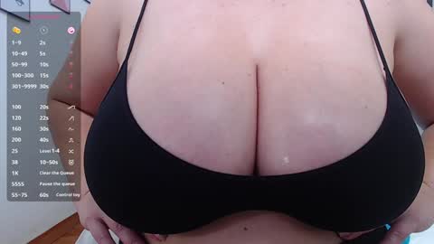 Snapshot of mommyissuess_ chatting on 01/27/25, 10:49 Daphne online show from 01/27/25, 10:49