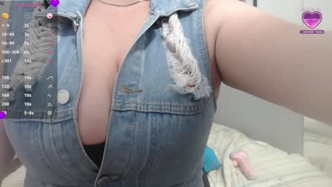 Snapshot of mommyissuess_ chatting on 02/06/25, 05:14 Daphne online show from 02/06/25, 05:14