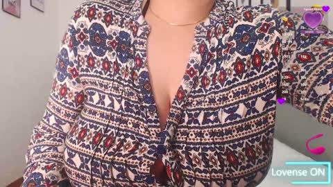 Snapshot of mommyissuess_ chatting on 02/06/25, 08:02 Daphne online show from 02/06/25, 08:02