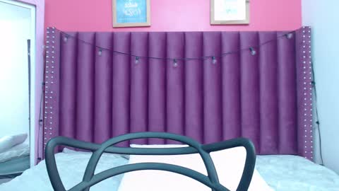 Snapshot of mommyissuess_ chatting on 02/15/25, 06:02 Daphne online show from 02/15/25, 06:02