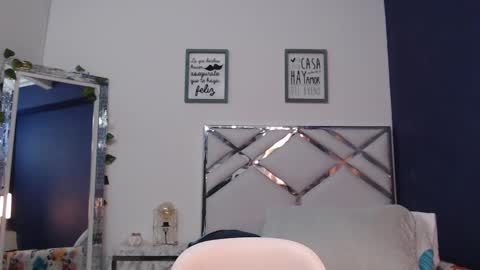 Snapshot of mommyissuess_ chatting on 02/19/25, 02:23 Daphne online show from 02/19/25, 02:23