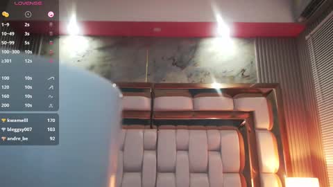 Snapshot of mommyissuess_ chatting on 02/20/25, 02:18 Daphne online show from 02/20/25, 02:18