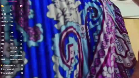 Snapshot of mommyissuess_ chatting on 02/25/25, 12:58 Daphne online show from 02/25/25, 12:58