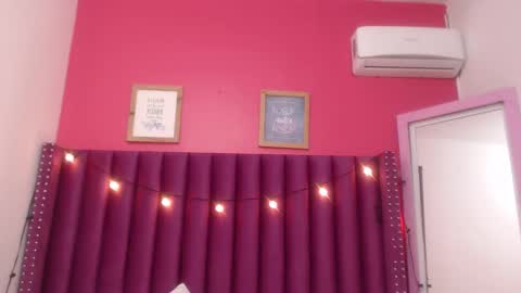 Snapshot of mommyissuess_ chatting on 02/26/25, 06:37 Daphne online show from 02/26/25, 06:37