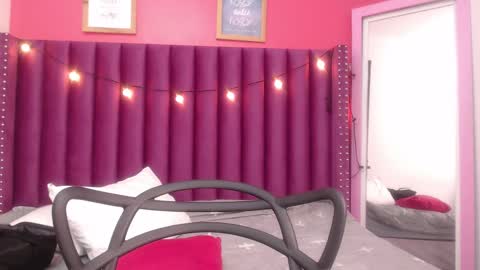 Snapshot of mommyissuess_ chatting on 02/26/25, 09:42 Daphne online show from 02/26/25, 09:42