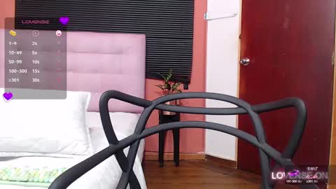 Snapshot of mommyissuess_ chatting on 03/07/25, 11:27 Daphne online show from 03/07/25, 11:27