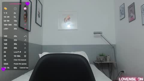 Snapshot of mommyissuess_ chatting on 03/09/25, 10:19 Daphne online show from 03/09/25, 10:19