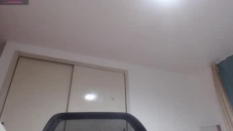 Snapshot of mommyissuess_ chatting on 10/13/25, 10:48 Daphne online show from 10/13/25, 10:48