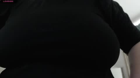 Snapshot of mommyissuess_ chatting on 10/15/25, 07:14 Daphne online show from 10/15/25, 07:14