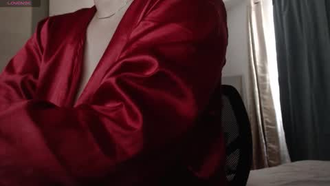 Snapshot of mommyissuess_ chatting on 10/16/25, 10:22 Daphne online show from 10/16/25, 10:22