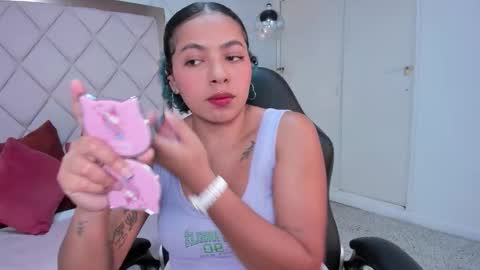 Momo  online show from 12/02/25, 09:54