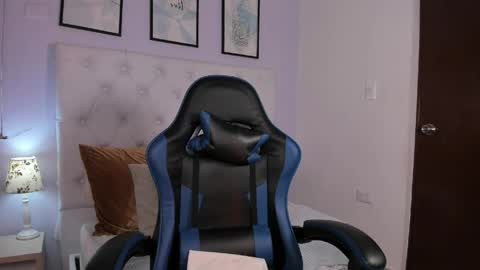 Momo  online show from 05/18/26, 04:07