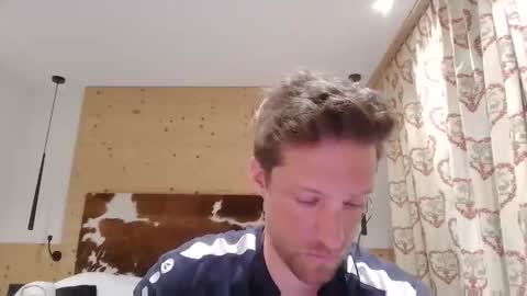 Snapshot of moms_little_monster chatting on 11/17/25, 03:07 moms_little_monster online show from 11/17/25, 03:07