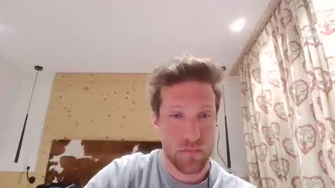 Snapshot of moms_little_monster chatting on 11/19/25, 09:37 moms_little_monster online show from 11/19/25, 09:37