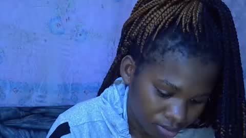 Snapshot of momsdoll chatting on 01/19/26, 06:39 momsdoll online show from 01/19/26, 06:39