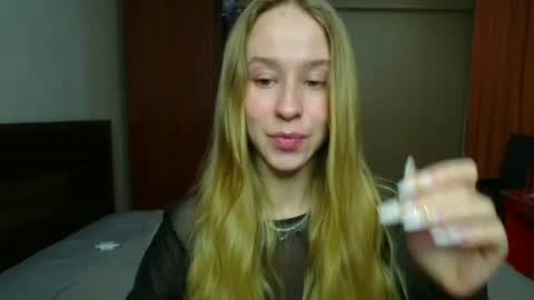 Snapshot of mona__liza chatting on 09/19/25, 03:45 Mona online show from 09/19/25, 03:45