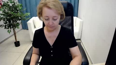 Snapshot of mona_w chatting on 06/07/26, 11:58 Mona online show from 06/07/26, 11:58