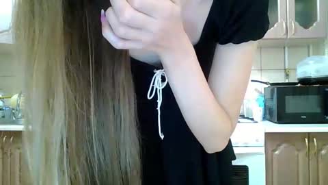 Monica online show from 11/06/25, 10:10