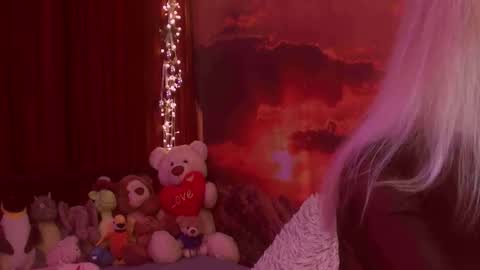 Monika    online show from 12/21/25, 02:51