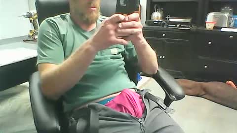 Snapshot of monkeypants04 chatting on 06/10/26, 04:28 monkeypants04 online show from 06/10/26, 04:28