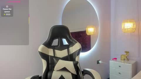 Snapshot of monserrat_girl chatting on 11/20/25, 03:45 online show from 11/20/25, 03:45