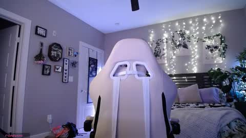 Snapshot of monstrumologist chatting on 01/07/25, 01:28 Lydia Mooney online show from 01/07/25, 01:28