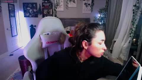 Snapshot of monstrumologist chatting on 01/30/25, 12:39 Lydia Mooney online show from 01/30/25, 12:39