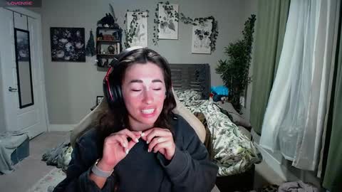 Snapshot of monstrumologist chatting on 03/08/25, 01:39 Lydia Mooney online show from 03/08/25, 01:39