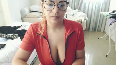Snapshot of montserrat123 chatting on 04/24/26, 07:11 Monse online show from 04/24/26, 07:11