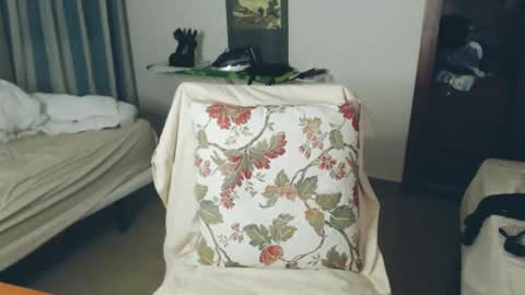 Snapshot of montserrat123 chatting on 05/15/26, 08:27 Monse online show from 05/15/26, 08:27