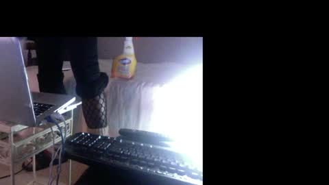 Snapshot of montydxxx2 chatting on 06/19/26, 01:32 montydxxx2 online show from 06/19/26, 01:32