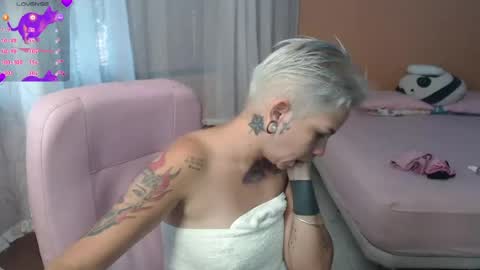 Snapshot of moon_cat85 chatting on 06/19/26, 02:43 Luna online show from 06/19/26, 02:43