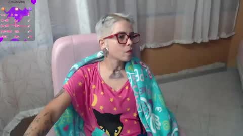 Snapshot of moon_cat85 chatting on 06/20/26, 03:15 Luna online show from 06/20/26, 03:15