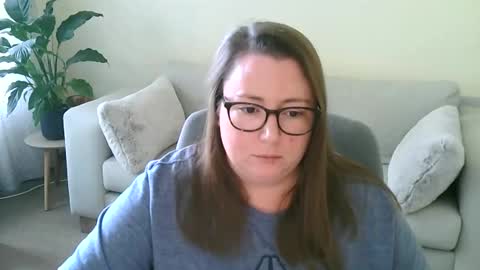 Moon Petal online show from 10/31/25, 08:59