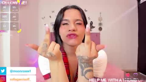 Snapshot of moon_roxee chatting on 10/28/25, 04:20 moon_roxee online show from 10/28/25, 04:20