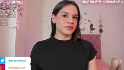 Snapshot of moon_roxee chatting on 11/11/25, 11:05 moon_roxee online show from 11/11/25, 11:05