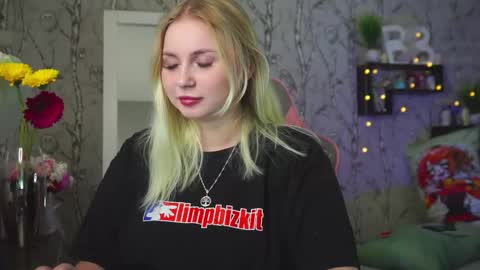 Snapshot of moon_valkyriie chatting on 03/10/26, 10:20 Emilia online show from 03/10/26, 10:20