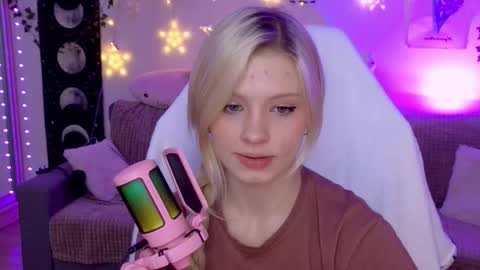 Mia   online show from 10/14/25, 05:25