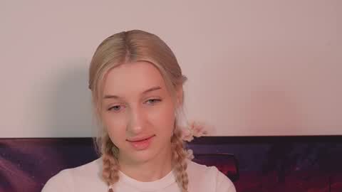 moonliora online show from 11/30/25, 07:40