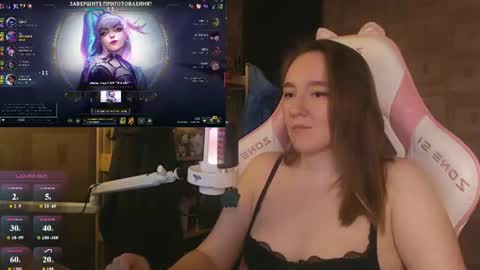 Snapshot of moonlish_siren chatting on 06/14/26, 08:22 Katrin online show from 06/14/26, 08:22