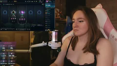 Snapshot of moonlish_siren chatting on 06/15/26, 06:32 Katrin online show from 06/15/26, 06:32