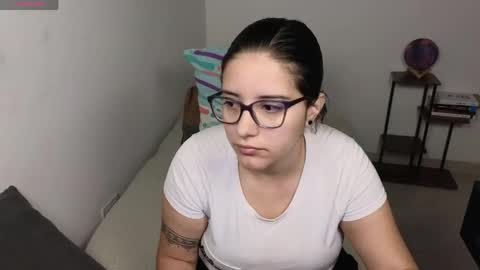 Snapshot of moonwoman_ chatting on 04/27/26, 03:15 Moon Woman online show from 04/27/26, 03:15