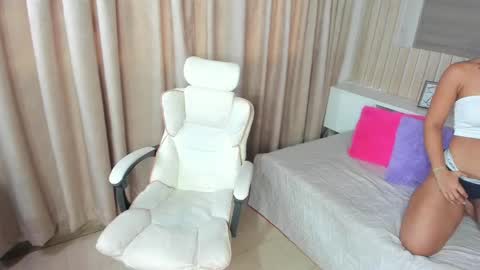 Snapshot of morena_divine chatting on 04/19/26, 08:00 Morene online show from 04/19/26, 08:00